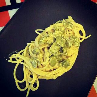 Spaghetti curry fave e pancetta