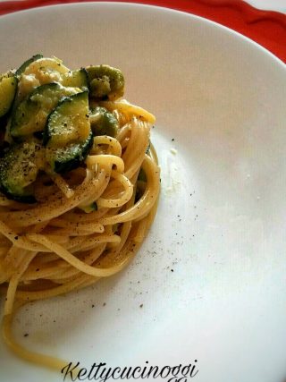 SPAGHETTI ALLA CARBONARA CON ZUCCHINE