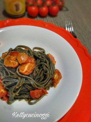 Tagliolini neri con pomodorini e bottarga