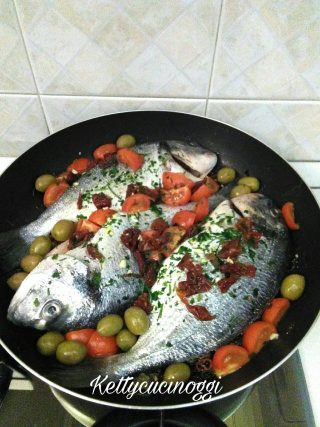 Orata alla mediterranea con pomodorini e olive