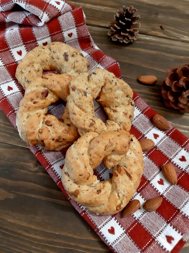 TARALLI NAPOLETANI 'NZOGNA E PEPE 