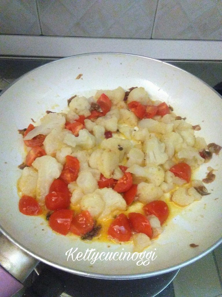 Mezze penne cavolfiore pomodorini e bottarga 