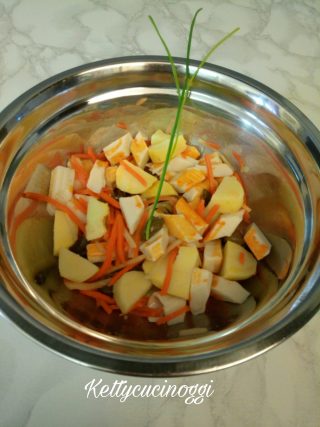 Insalata di surimi con patate olive e carote