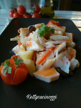 Insalata di surimi con patate olive e carote