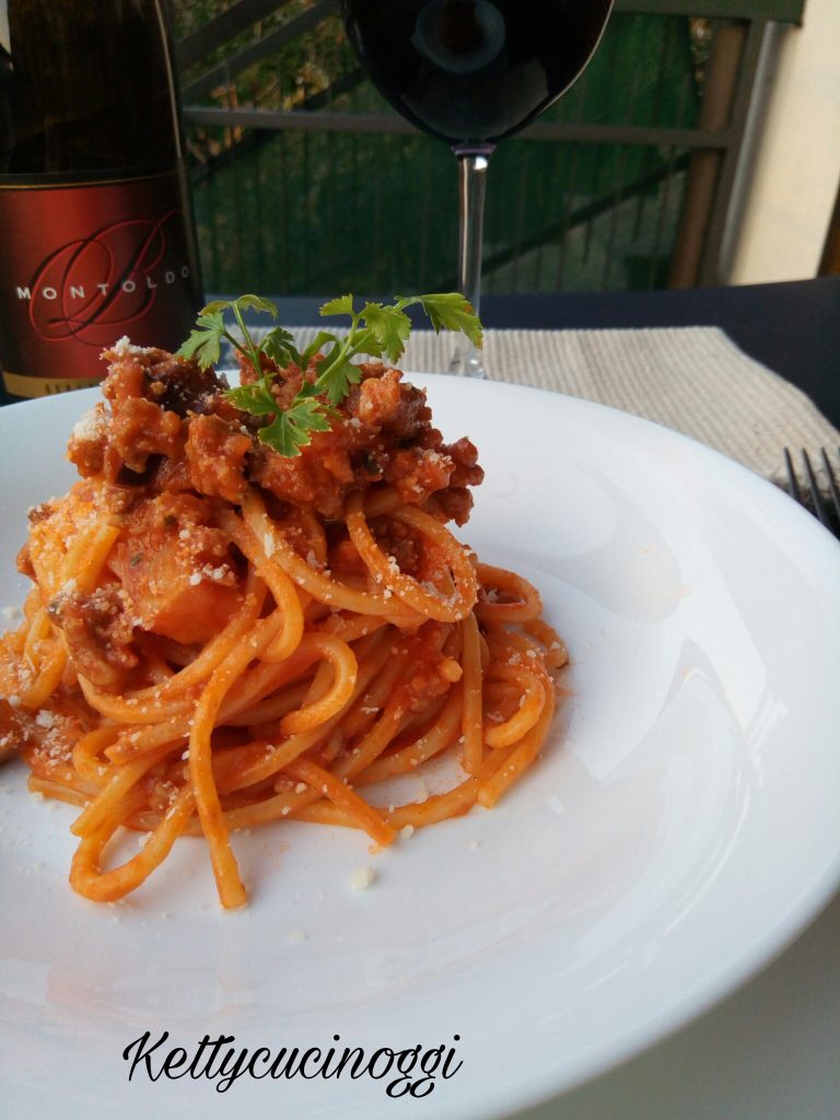 Spaghetti con sugo di salsiccia e funghi