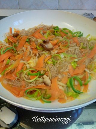 Noodles con verdure e carne