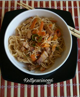 Noodles con verdure e carne