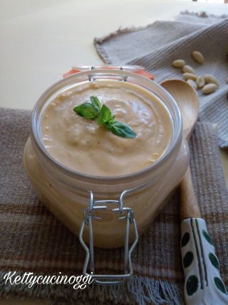 Caserecce al pesto siciliano con pomodori secchi e acciuga