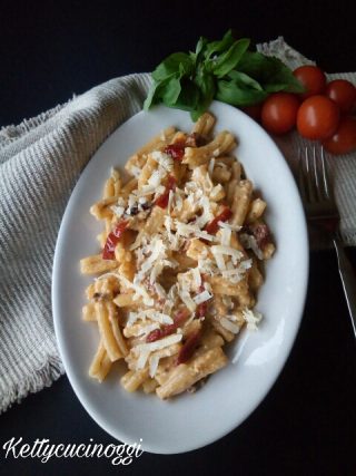 Caserecce al pesto siciliano con pomodori secchi e acciuga