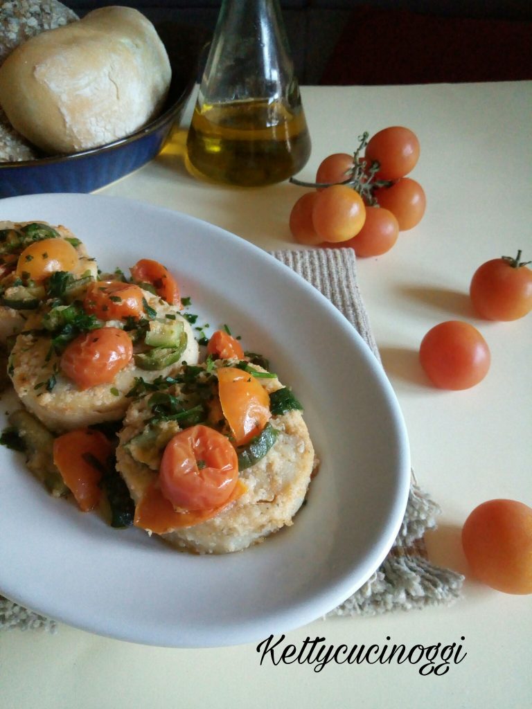 Medaglioni di merluzzo con pomodorini e zucchine