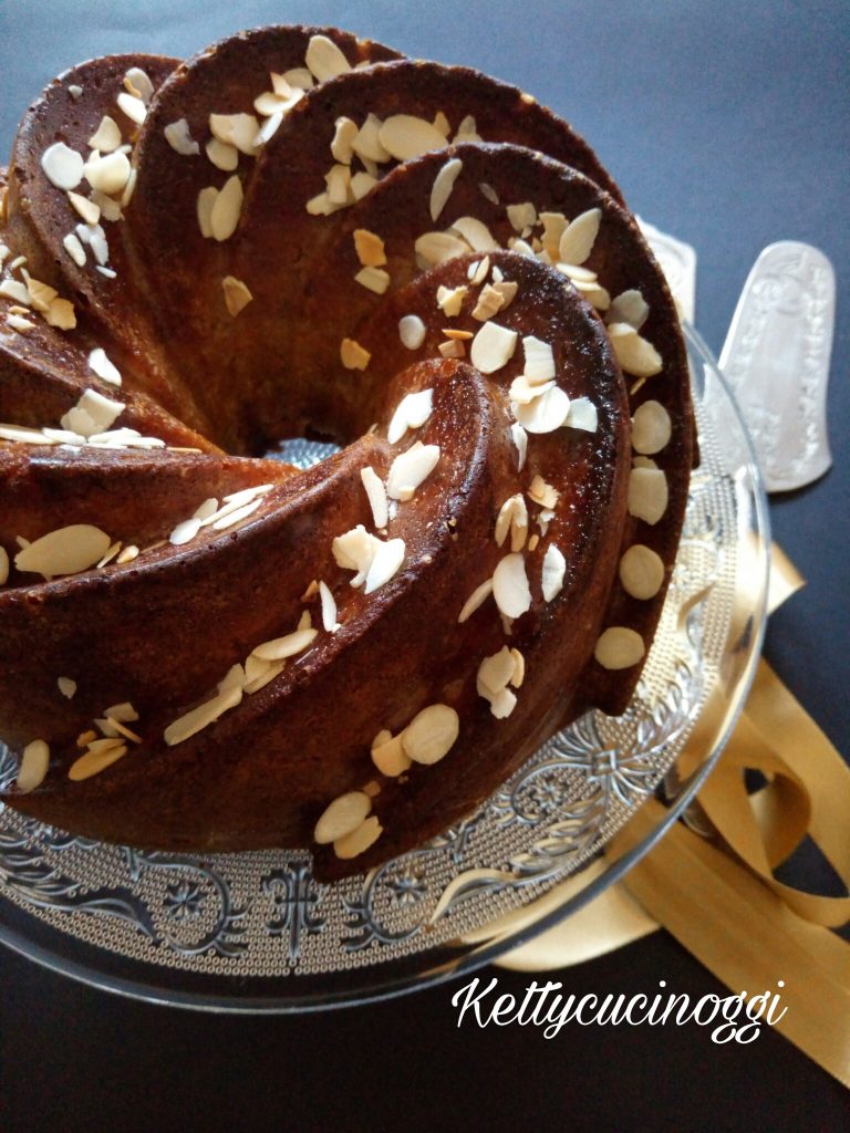 Bundt cake con mele mandorle e miele.