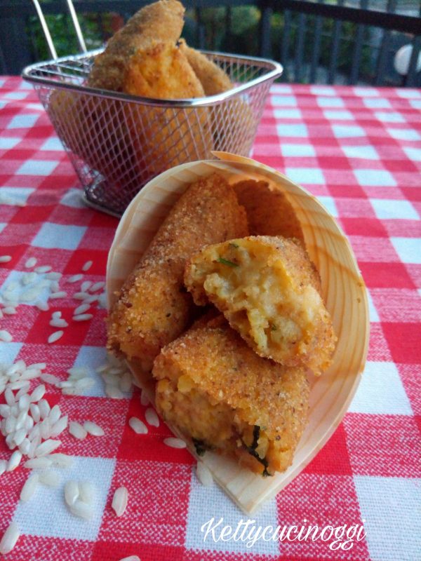 Una volta pronti lasciamo asciugare i <i><b>Supplì di riso</b></i> su della carta assorbente e poi portiamo a tavola.
Ecco come si presenteranno, io li ho serviti nei coni, come un finger food, pronti per essere mangiati.