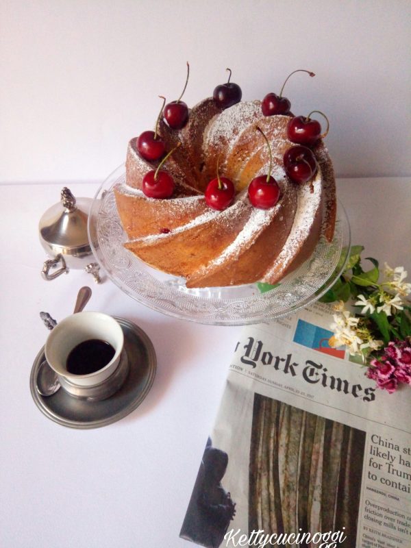 Ecco qui la nostra  <i><b>Bundt cake allo yogurt e ciliege </b></i> come si presenterà al momento di essere servita. 