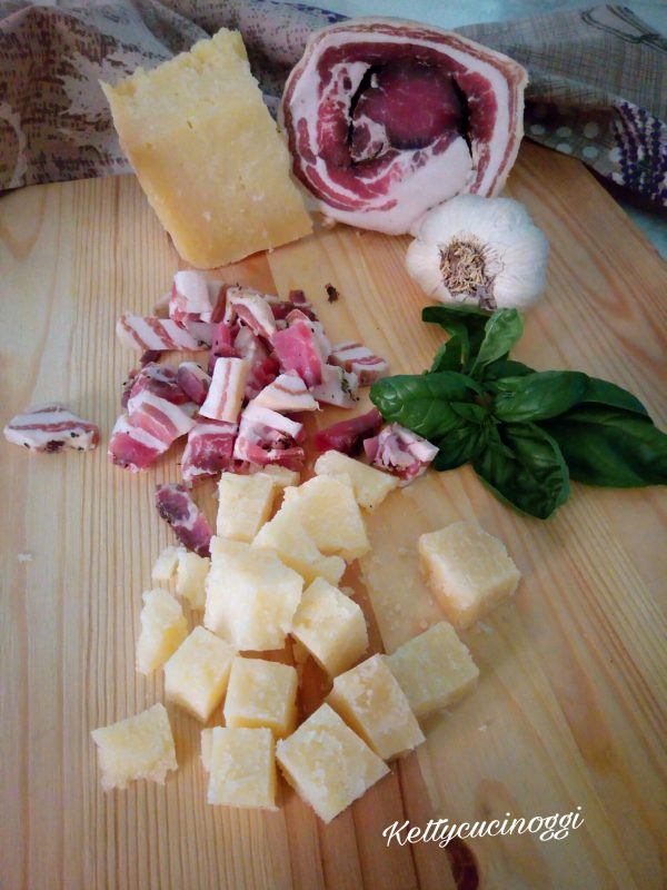 Per preparare i <i><b>peperoni cornetto farciti</b></i> per prima cosa li laviamo bene e li asciughiamo. Prendiamo il Formaggio pecorino e lo tagliamo a piccoli pezzi, tagliamo la pancetta a julienne e l' aglio a piccoli spicchi. Laviamo il basilico e lo asciughiamo tamponandolo leggermente.
