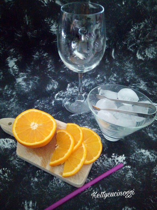 Per preparare il <i><b>Long drink Spritz</b></i> dobbiamo avere a casa il liquore Aperol, del buon prosecco, della soda o acqua gasata qualche cubetto di ghiaccio e fettina di arancia. Non c'è una regola specifica sul bicchiere da usare, in molti locali viene preparato nel bicchiere  old fashioned, o nel tumbler e infine per essere più elegante  nel calice del vino bianco. Io preferisco la terza opzione.