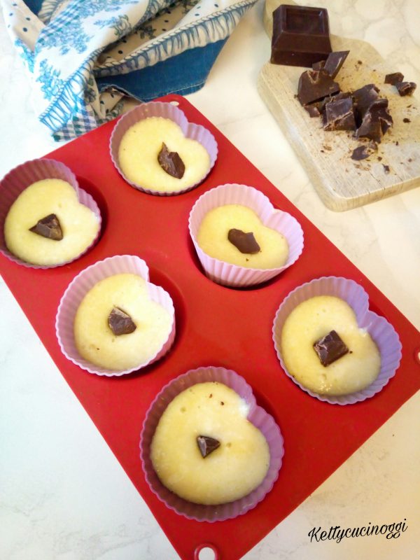 Una volta pronto l'impasto dei <b> Muffin</b> prepariamo gli stampini e facendoci aiutare con un cucchiaio versiamo un po' di composto nello stampino, aggiungiamo un pezzetto di cioccolato fondente.