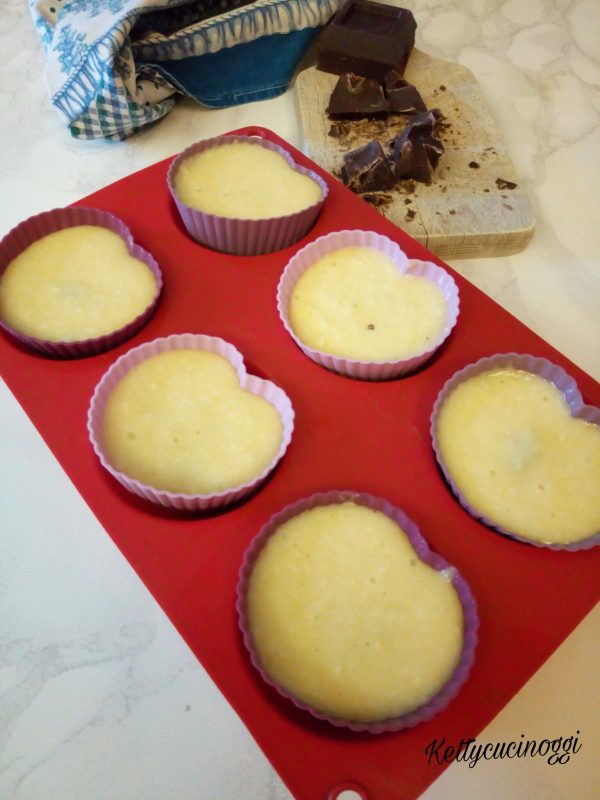 Copriamo ancora con l'impasto gli stampini, e una volta pronti tutti inforniamo a forno caldo per 20 minuti a 180°.