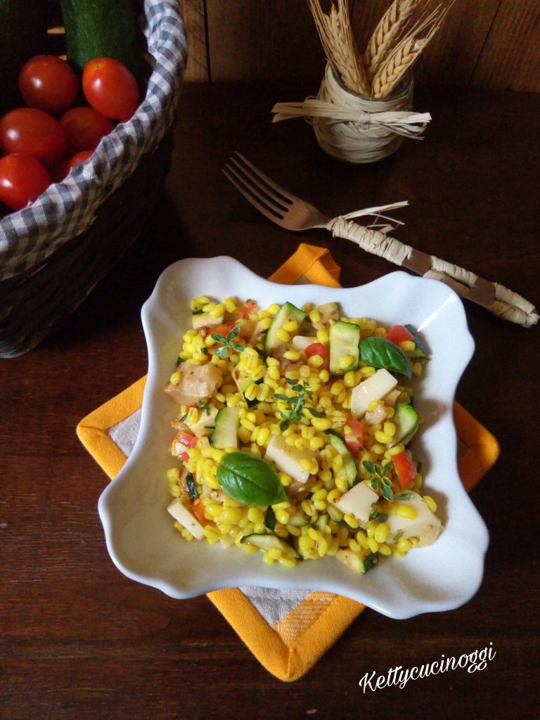 Insalata di orzo alla curcuma con verdure fresche