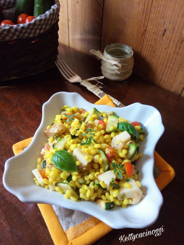 Insalata di orzo alla curcuma con verdure fresche