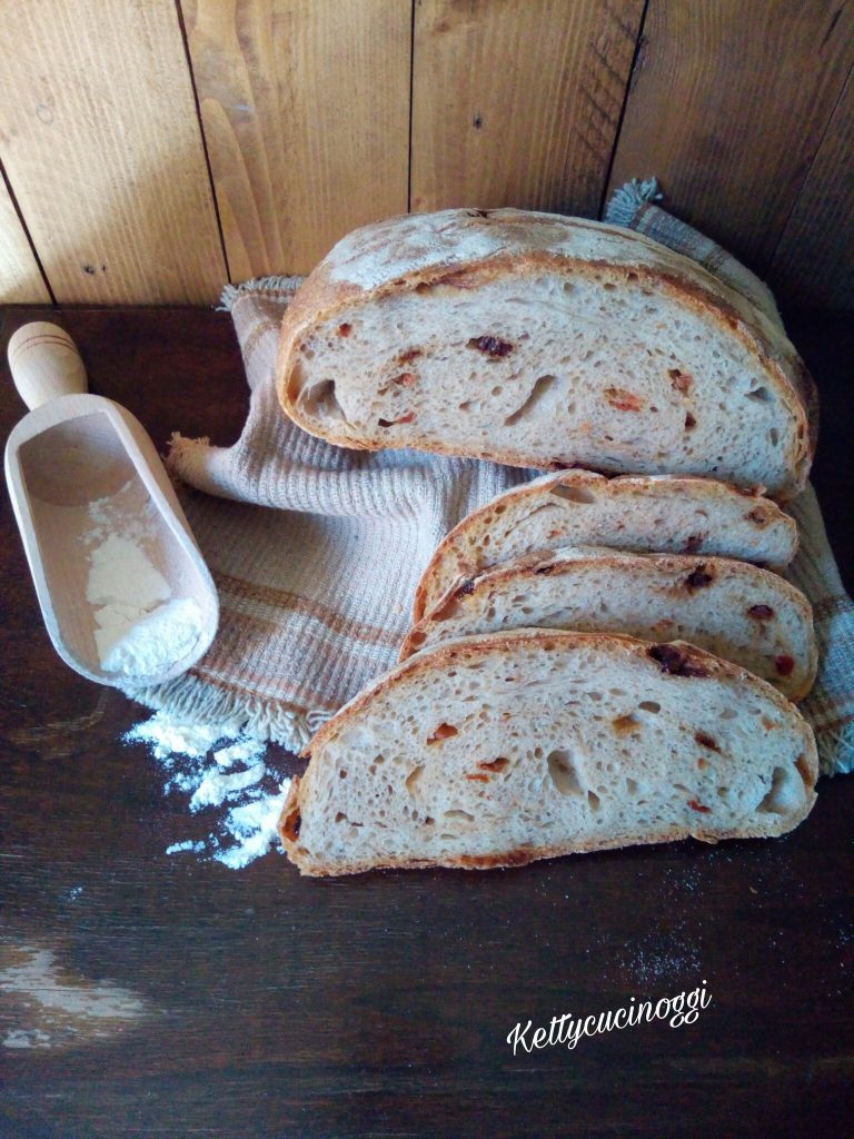 Pane con pasta madre e pomodori secchi