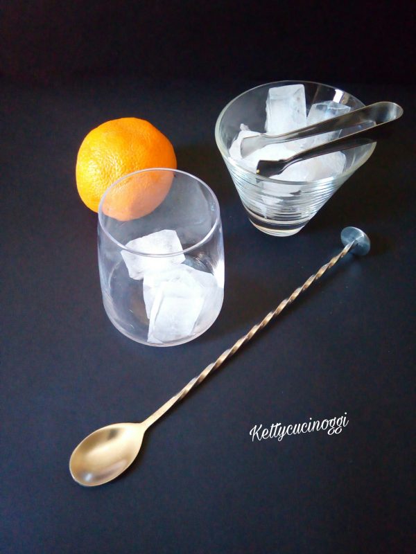 Per preparare il  <i><b>Cocktail Negroni sbagliato</b></i> per prima cosa dobbiamo preparare il bicchiere da tumbler medio , fette di arancia un cucchiaio da bar (bar spoon) , avere a casa il Bitter Campari, il Martini rosso e un ottimo spumante brut.