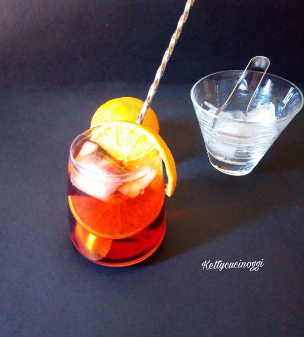 Eccolo qui il nostro <i><b>Cocktail Negroni sbagliato</b></i> fresco e pronto per essere servito e bevuto in compagnia.