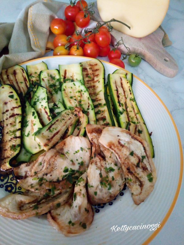 Per preparare l'  <i><b>Insalata di orzo alla curcuma con verdure fresche</b></i> per prima cosa puliamo le melanzane privandole dal picciolo le laviamo e le tagliamo a fette per il lungo, facciamo lo stesso con le zucchine. 
Grigliamo le verdure in una padella di ghisa lasciandole croccanti.