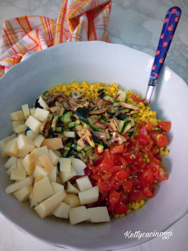 Quando avremmo scolato l' orzo lo raffreddiamo sotto l'acqua corrente, e lo scoliamo bene, quindi mettiamo tutto in una grossa ciotola compreso le verdure tagliuzzate e la scamorza, aggiungiamo dell'olio evo e, per chi volesse anche del limone spremuto. Aggiustiamo di sale e pepe.