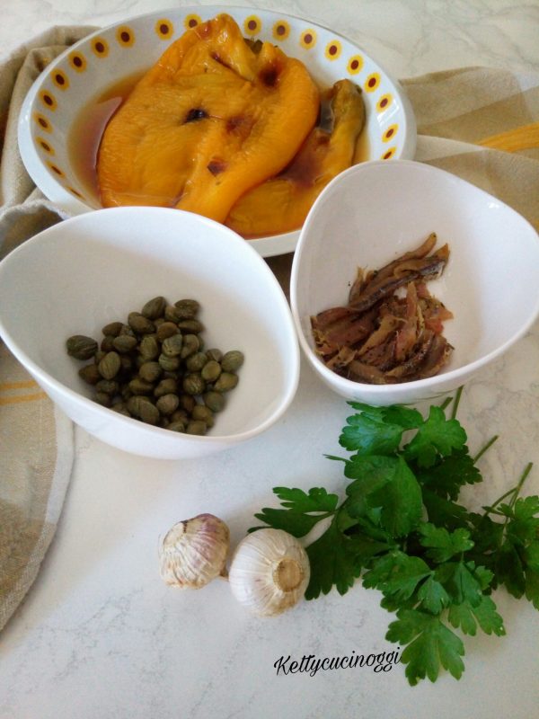 Una volta puliti,  prepariamo il battuto da mettere nei filetti di <b>Peperoni</b> grigliati.