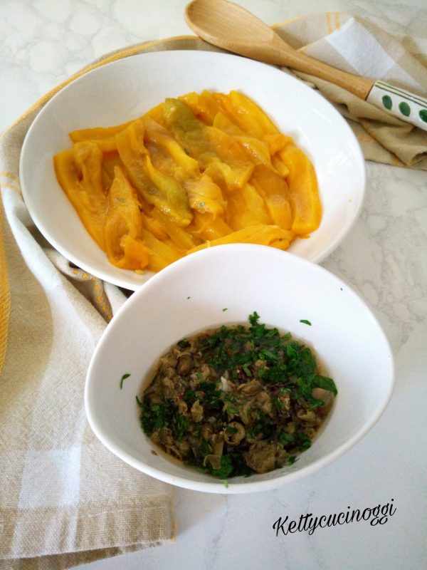 Tritare finemente l'aglio, i filetti di acciuga e i capperi che avremmo precedentemente lavati e asciugati  il peperoncino e per ultimo il prezzemolo. Mettiamo dentro una ciotolina e condiamo il tutto con l'olio extravergine di oliva. 