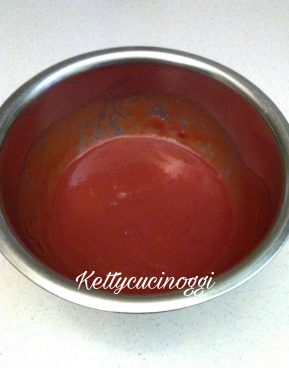 Insaporiamo con il sale e il pepe e aggiungiamo il concentrato di pomodoro <b>Cirio</b> diluito con un po' di acqua.