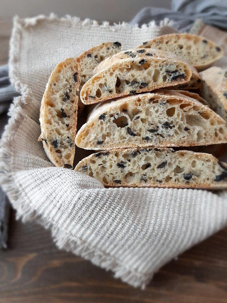 PANE ALLE OLIVE CON PASTA MADRE