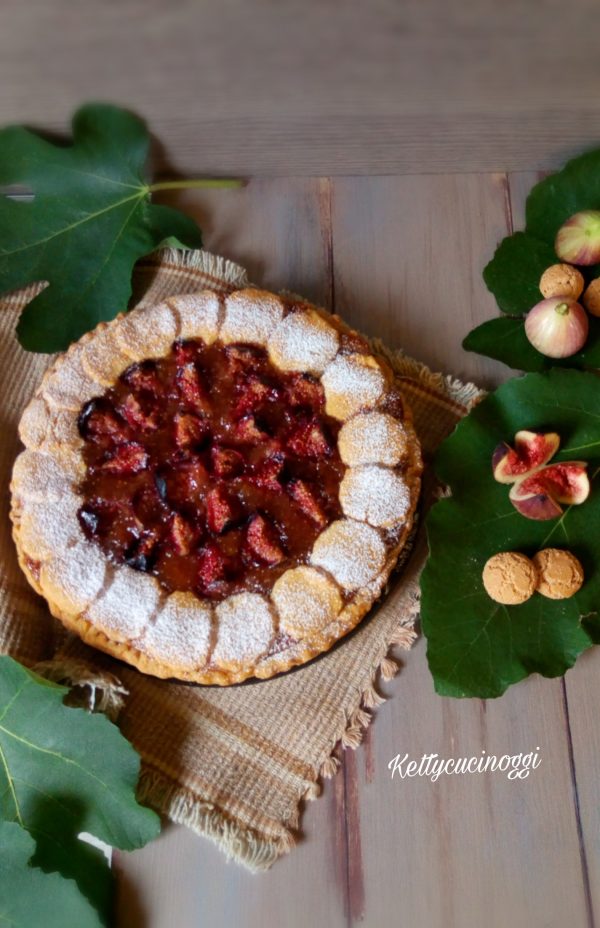 Una volta che la  <i><b>Crostata di fichi caramellati</b></i> sarà pronta la lasciamo raffreddare per almeno 30 minuti, poi potete metterla nel vassoio da portata ed è pronta per essere servita a tavola per la vostra golosa merenda.
