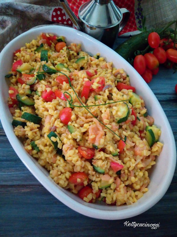 Una volta pronti il mix di  <b>Cereali</b> scoliamo bene e in una pirofila aggiungiamo il condimento preparato in precedenza, per ultimo tagliamo con la forbice l'erba cipollina, aggiustiamo di sale e pepe, un filo di  olio extravergine d'oliva crudo e se gradite una spruzzata di limone. 