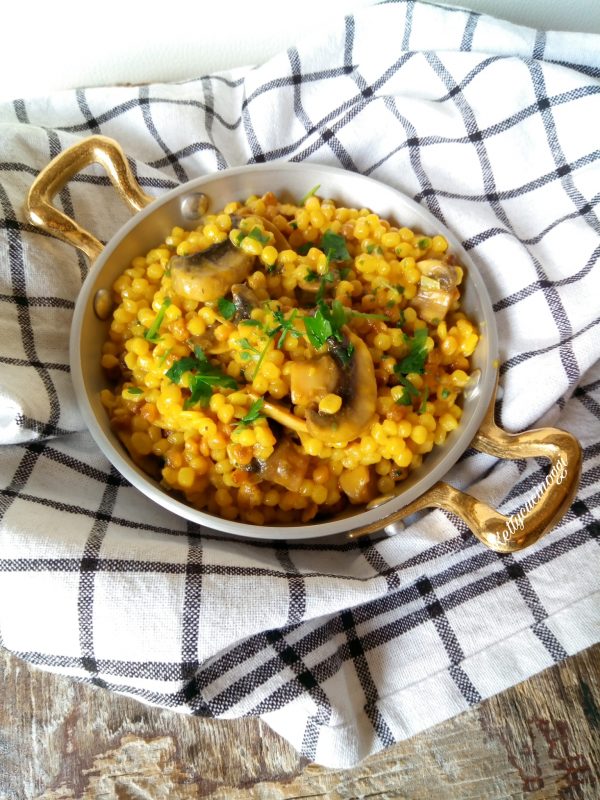 Una volta pronta la <i><b>Fregola risottata funghi e zafferano</b></i> la serviamo ben calda a tavola.