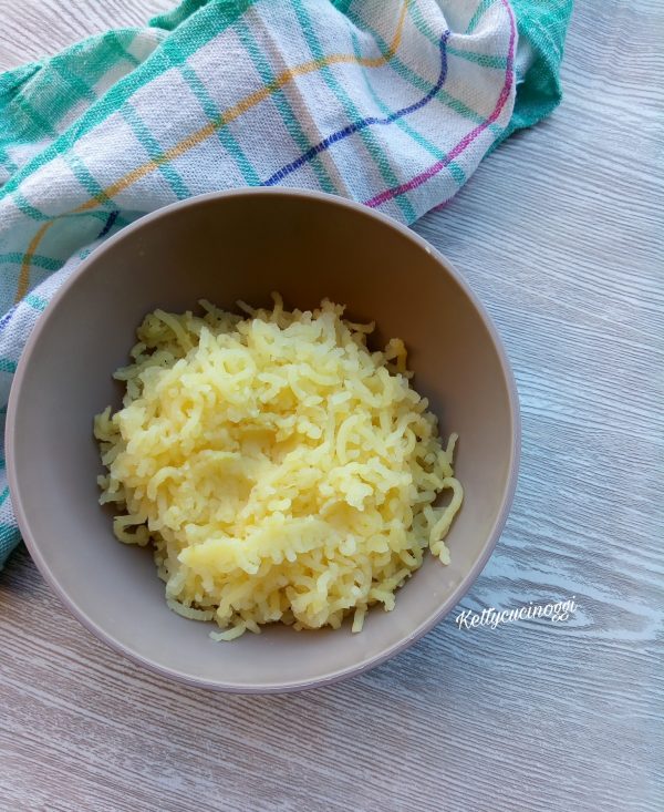 La stessa operazione andremmo a farla con le patate lessate e sbucciate.
