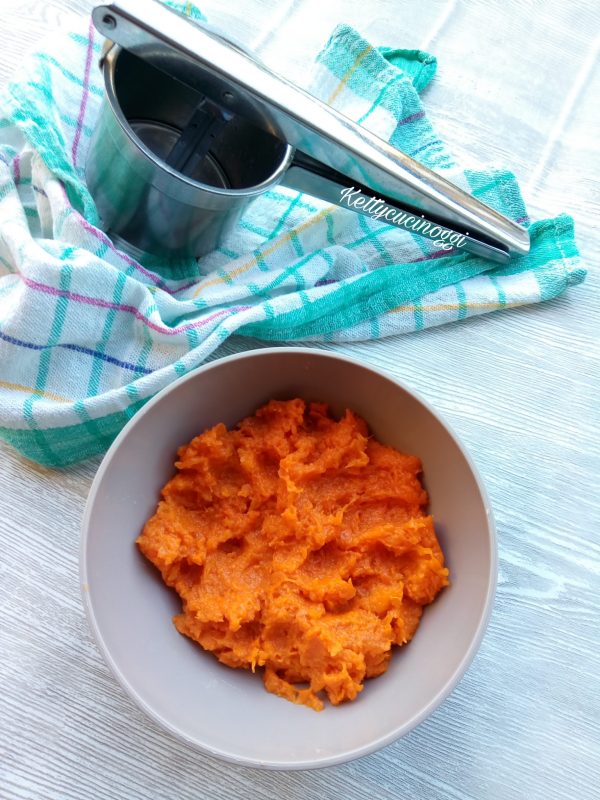 Quando avremmo i due ingredienti principali cotti, lasciamo raffreddare. Eliminiamo ad entrambi la buccia e con lo schiaccia patate per prima cosa schiacceremo la <b>Zucca</b>.