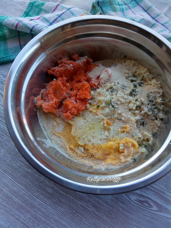 Una volta fatto questo passaggio, dentro una ciotola mettiamo la <b>Zucca</b>, le patate, l'uovo, i formaggi grattugiati il pangrattato, il rosmarino tritato saliamo e pepiamo.