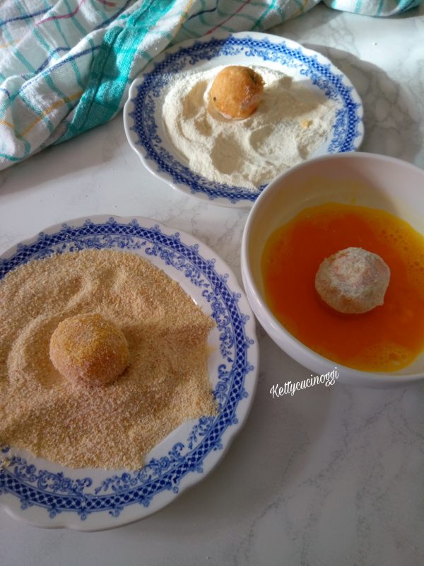 Adagiamo per prima le <b>Polpette</b> nella farina, poi nell'uovo e infine nel pangrattato.