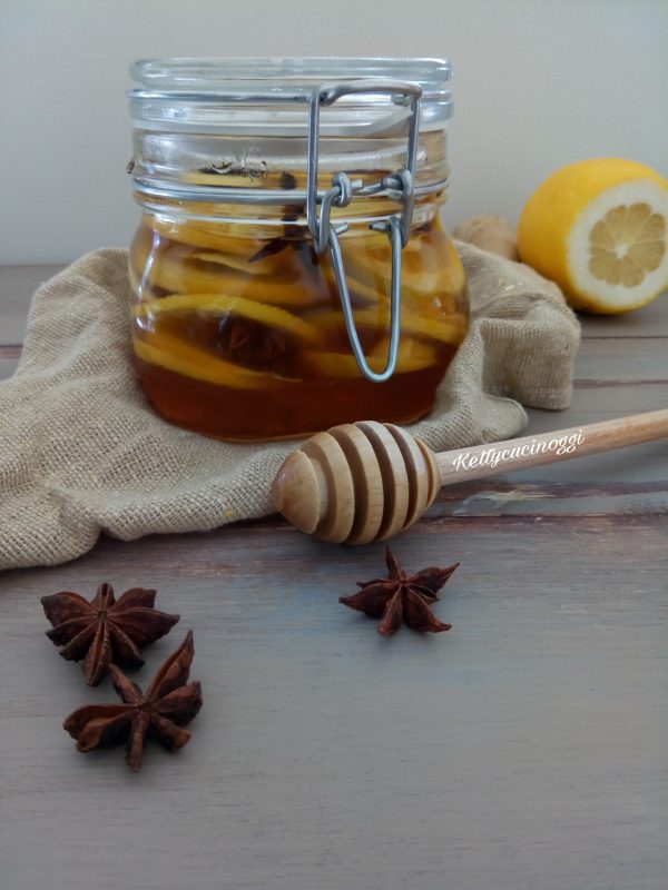 Il nostro sciroppo è pronto da mettere in frigorifero.
Usatelo ogni sera  con un paio di cucchiaini dentro l'acqua calda o se preferite potete zuccherare le vostre tisane e i vostri the. 