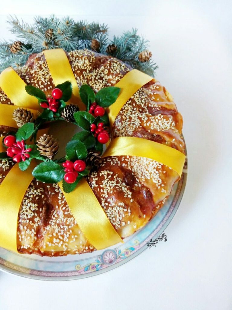 Corona natalizia di pan brioche salata