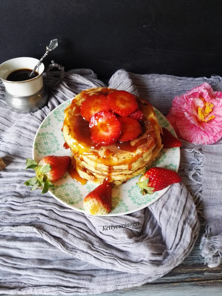 Pancakes integrali al miele e fragole 