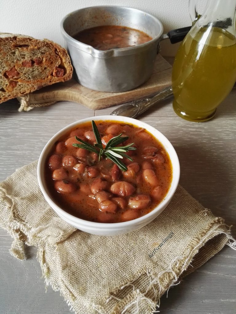 ZUPPA DI FAGIOLI RUSTICA CON SCORZE DI FORMAGGIO