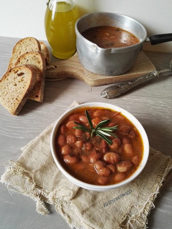 Tostiamo il pane e lo serviamo con la <i><b> Zuppa di fagioli rustica con croste di formaggio </b></i>