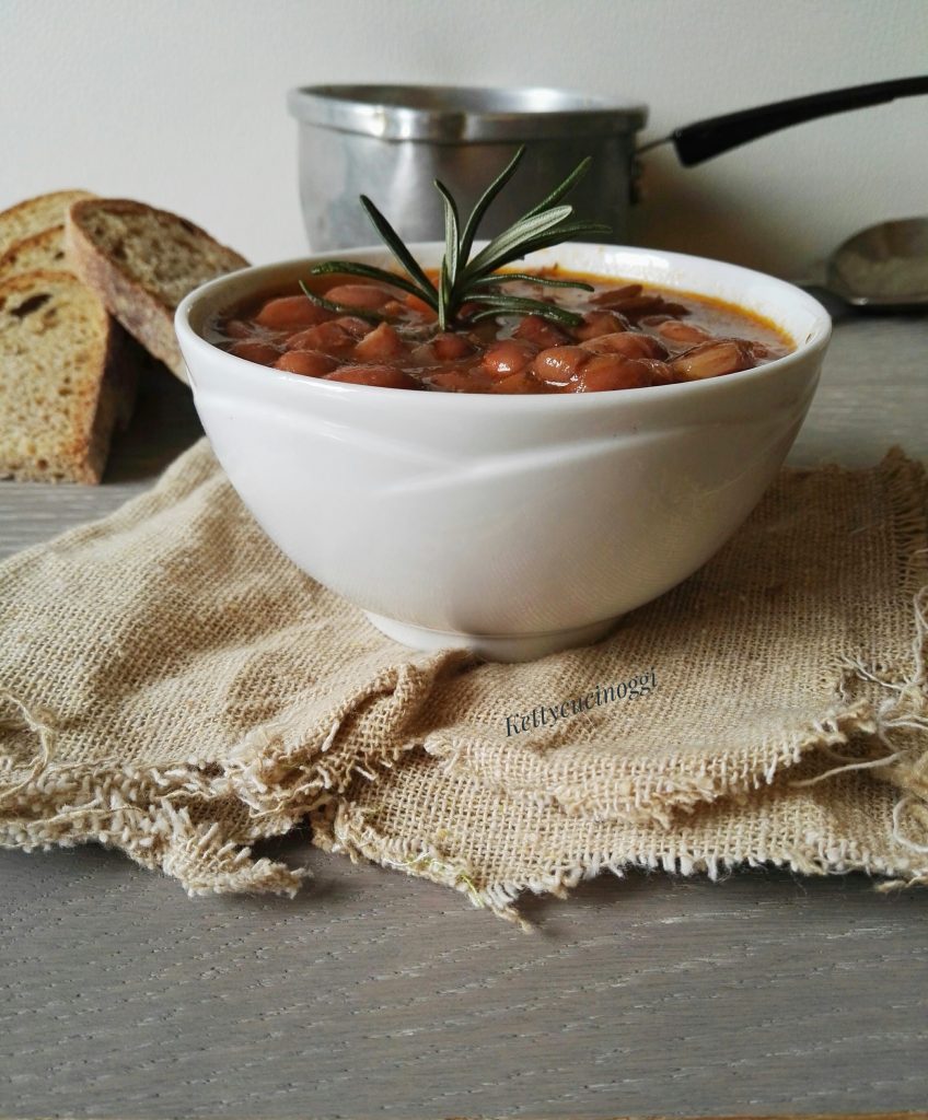 ZUPPA DI FAGIOLI RUSTICA CON CROSTE DI FORMAGGIO