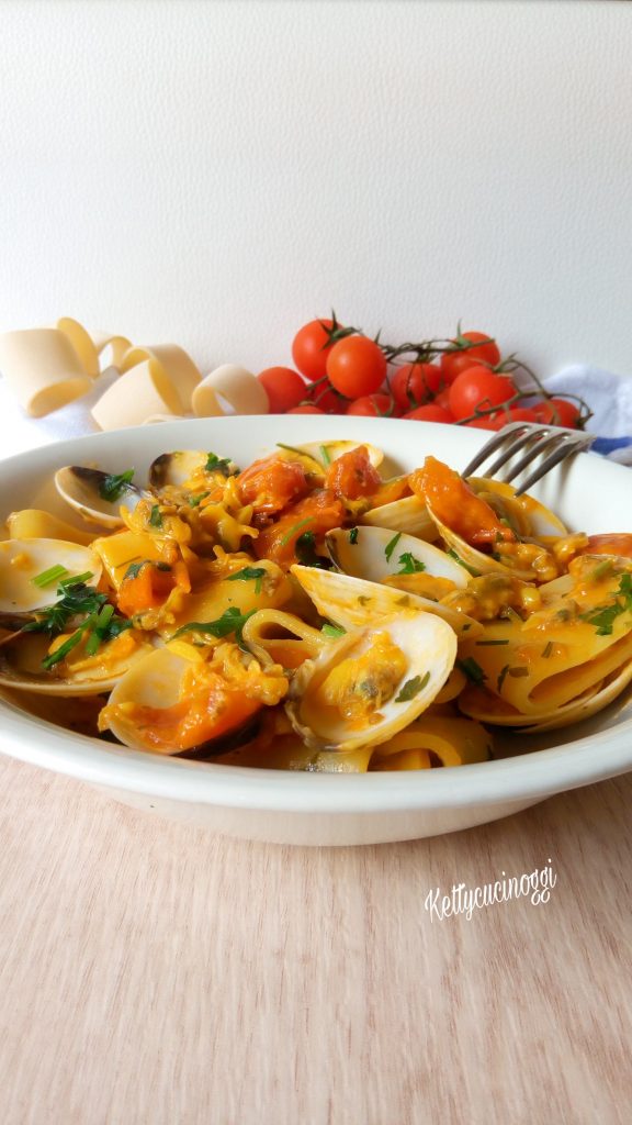 PACCHERI CON VONGOLE POMODORINI E ZAFFERANO