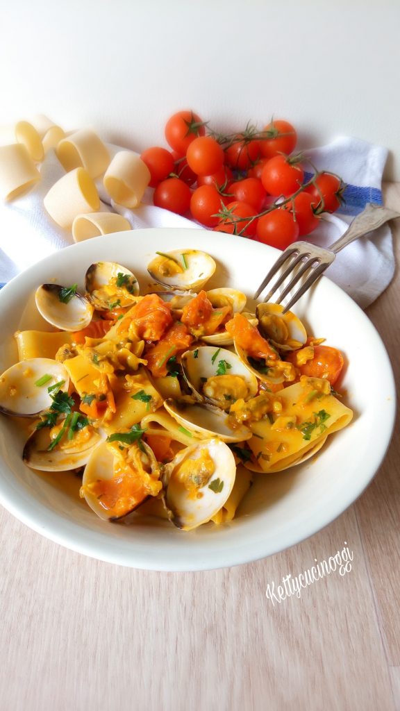 PACCHERI CON VONGOLE POMODORINI E ZAFFERANO