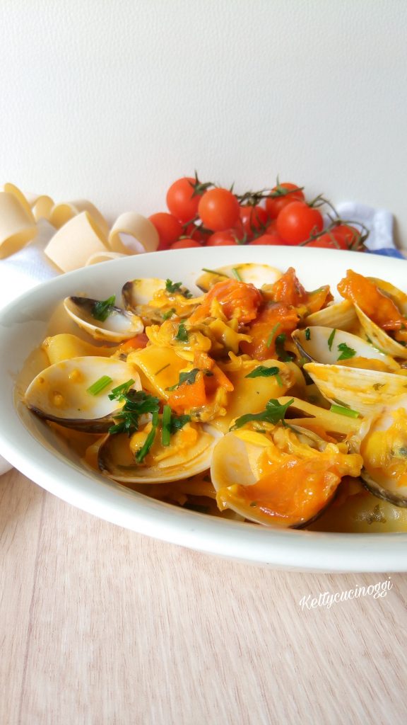 PACCHERI CON VONGOLE POMODORINI E ZAFFERANO