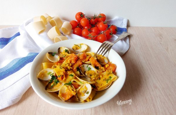Ed ecco qui i nostri <i><b> Paccheri con Vongole Pomodorini e Zafferano </b></i> una spolverata ancora di prezzemolo e saranno pronti.