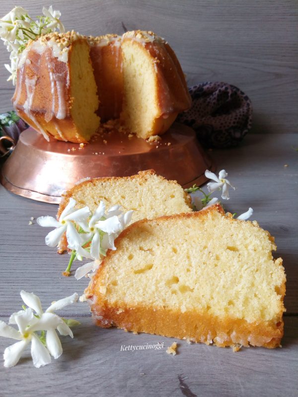 La nostra <i><b> Bundt cake allo yogurt al profumo di arancia </b></i> si presenterà cosi una volta pronta, io ho già tagliato le fette e ci faccio merenda.